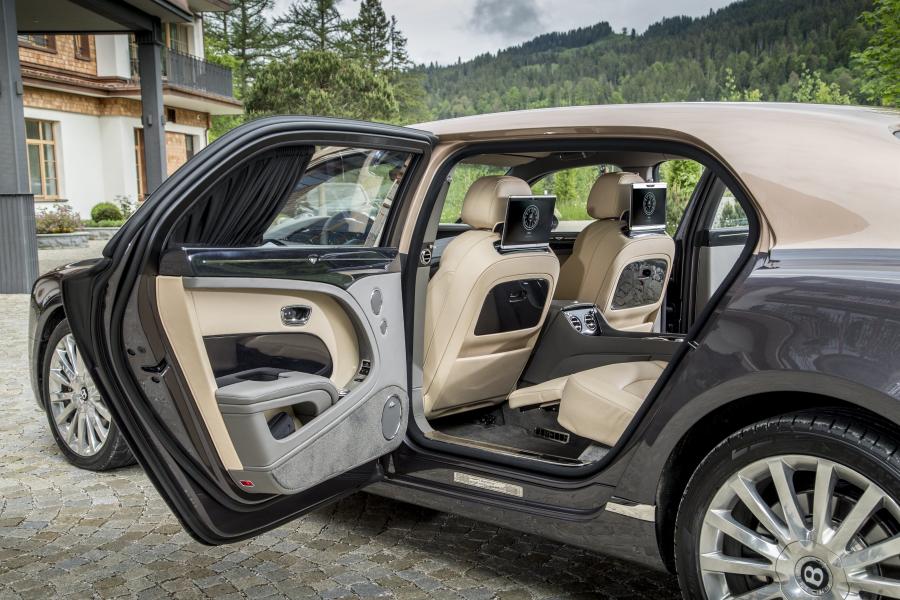 Интерьер Bentley Mulsanne Extended Wheelbase 2016 года  (фото 11 из 23)